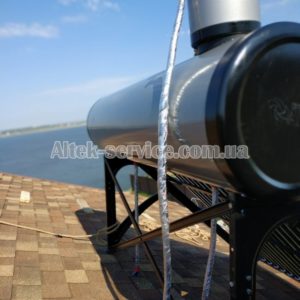 Безнапорный солнечный коллектор Altek для нагрева горячей воды. Вид сзади.